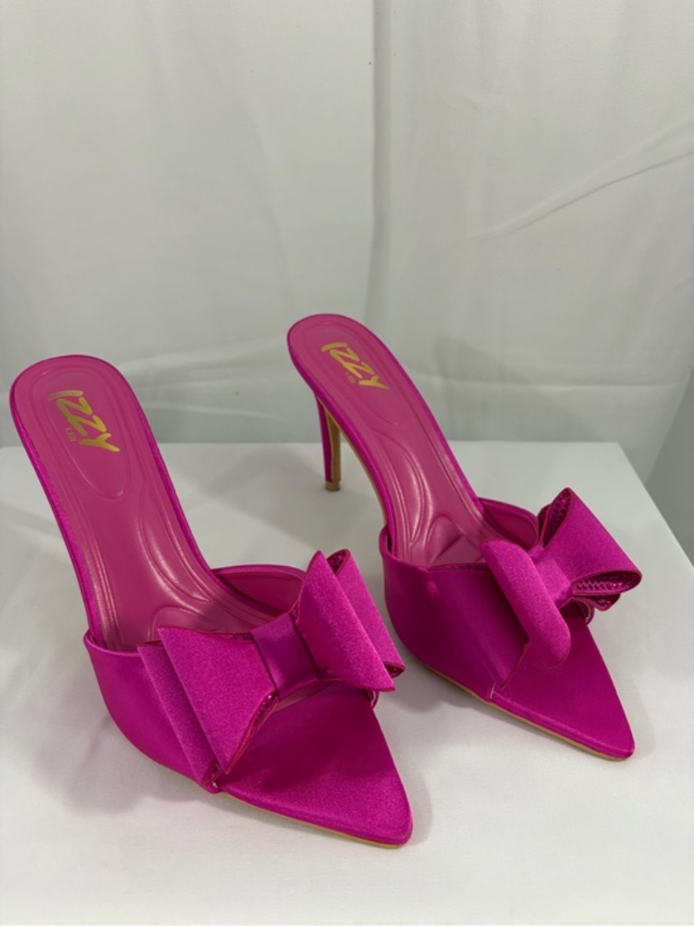 NWT Izzy X Aw Women’s Size 8 Hot Pink Bow Pointed-Toe Mule Heels